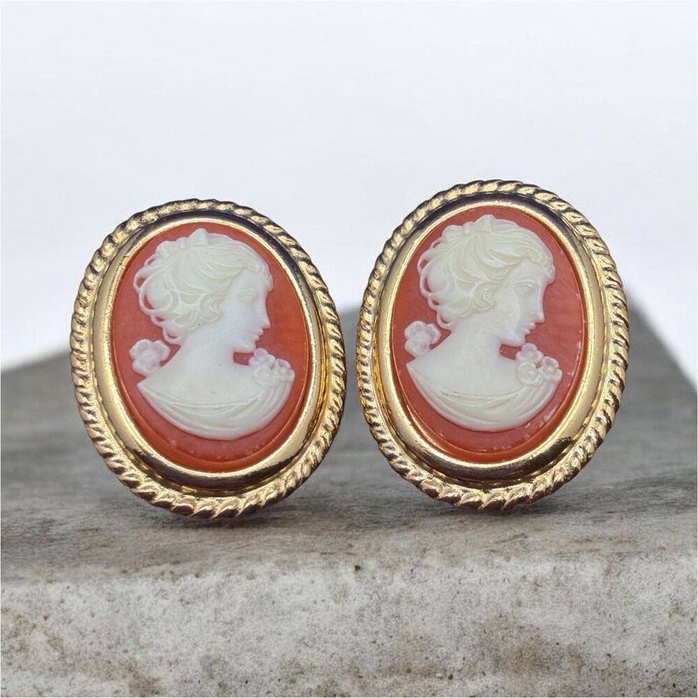 Vintage Cameo Shell Clip-On Earrings Oval Gold Tone Fashion Jewelry
